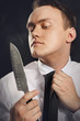Portret  młodego człowieka przeglądającego się w ostrzu noża.