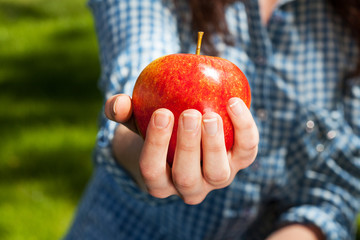 Canvas Print - Squeezing an apple