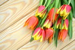 bukiet tulipanów na drewnianym stole