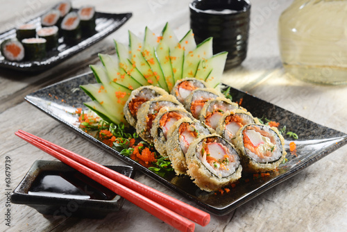 Naklejka samoprzylepna Smażone sushi