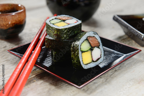 Naklejka samoprzylepna Kolorowe sushi z mango, ogórkiem, łososiem i kani