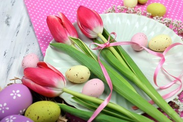  Easter table setting with tulips and eggs