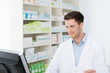 © contrastwerkstatt - apotheker schaut auf computer