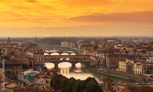 Plakat na papierze fotorealistycznym Zmierzch widok ponte vecchio nad Arno rzeką w Florence, Italy