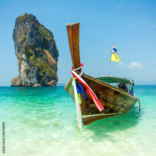 Board z aluminiowym obramowaniem Longtail łodzi na tropikalnej plaży wyspy poda, Morze Andamańskie,