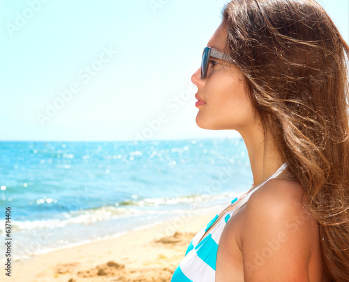 Naklejka na kafelki Beauty Girl Wearing Sunglasses over Ocean. Vacation Concept