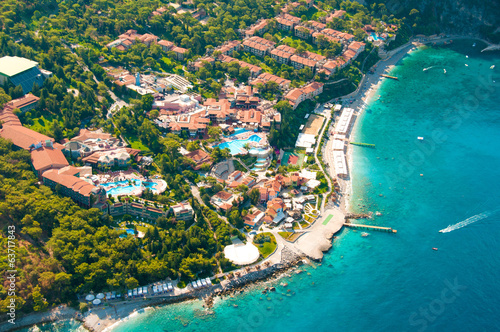 Board z aluminiowym obramowaniem Widok ze spadochronu na hotel fethiye, Turcja.