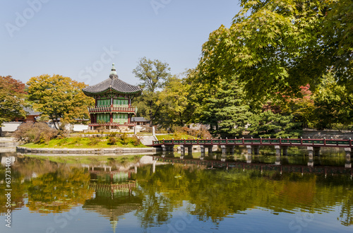 Obraz na płótnie canvas trzyczęściowy "tryptyk" Koreańska świątynia, cesarzy wyspa w pałacu gyeongbokgung. 
