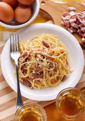 Canvas Print - spaghetti alla carbonara con ingredienti intorno