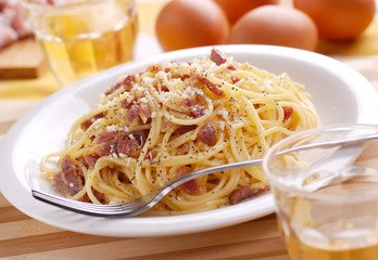 Wall Mural - spaghetti alla carbonara con ingredienti intorno