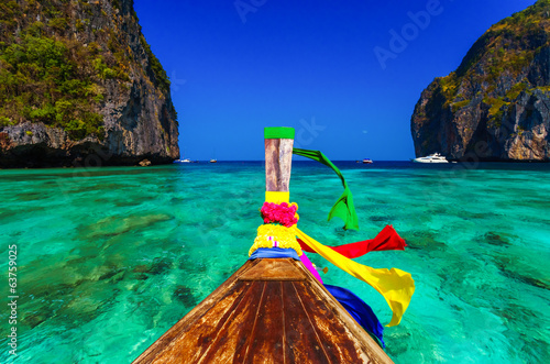 Cuadros en Lienzo Barco de pescadores tradicionales en la Bahía de Maya en Koh Phi Phi Leh isla,