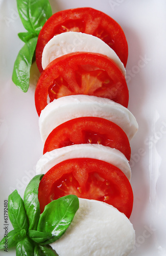 Plakat na papierze fotorealistycznym Sałatka caprese z serem mozarella, pomidorami i bazylią