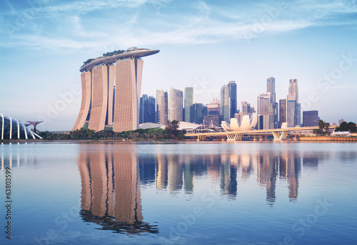 Board z aluminiowym obramowaniem Singapur skyline o wschodzie słońca.