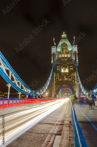 Naklejka samoprzylepna Tower Bridge w nocy z ruchomymi śladami światła, Londyn, Wielka Brytania