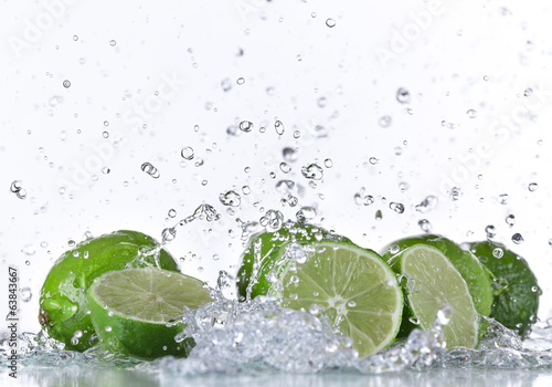 Fototapeta do kuchni Limes with water splash