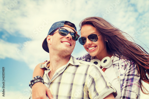 Nowoczesny obraz na płótnie smiling teenagers in sunglasses having fun outside
