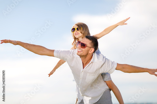 Fotoboard na płycie Szczęśliwy ojciec i dziecko w okulary przeciwsłoneczne nad niebieskim niebem