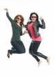 Zwei Mädchen mit Sonnenbrille hüpfen