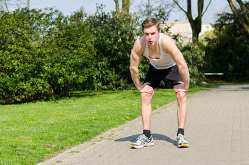 jogger atmet tief durch