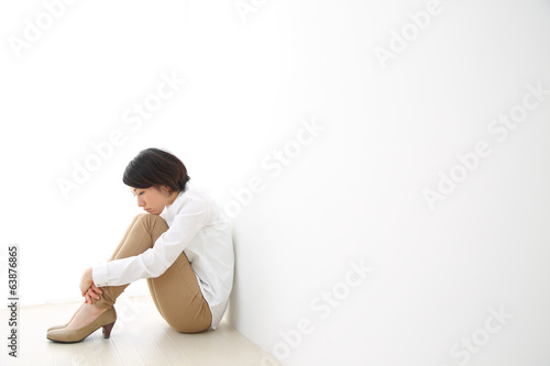 体育座りで悩む女性 Stock Photo Adobe Stock