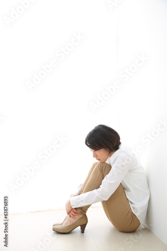 体育座りで悩む女性 Stock Photo Adobe Stock 体育座りで悩む女性 Stock Photo Adobe Stock