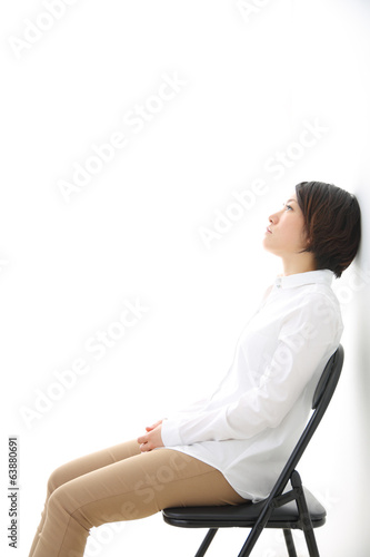 パイプ椅子に座る女性 Stock 写真 Adobe Stock パイプ椅子に座る女性 Stock 写真 Adobe Stock