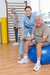 © WavebreakMediaMicro - Female therapist assisting senior man with dumbbells