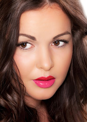  Portrait von hübschem Mädchen mit roten Lippen