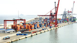 Grúas en un  muelle del puerto de Barcelona