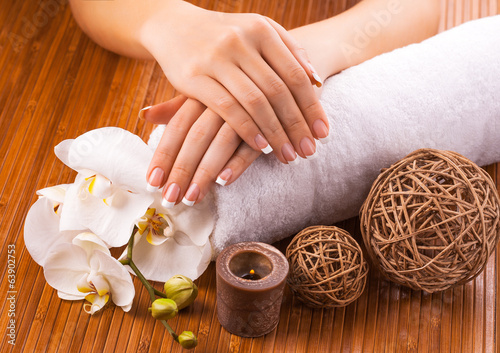 Board z aluminiowym obramowaniem Piękny francuski manicure z białej orchidei na bambus