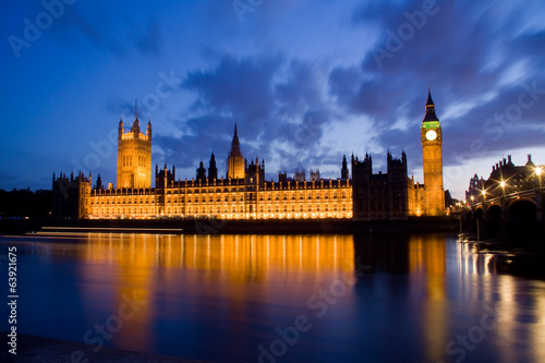 Board z aluminiowym obramowaniem Miasto Westminster i Big Ben w nocy