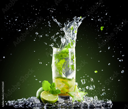 Obraz w ramie Ice mojito drink with splash
