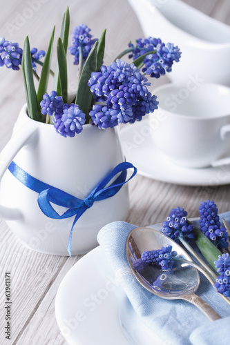 Naklejka samoprzylepna Eleganckie nakrycie stołu z pięknymi niebieskimi kwiatami muscari