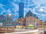 Fototapeta  - Flinders Street Station in Melbourne at night