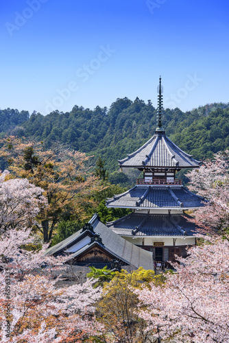 Naklejka samoprzylepna Yoshinoyama, japonia at kinpusenji pagoda