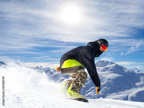Board z aluminiowym obramowaniem Snowboardzista