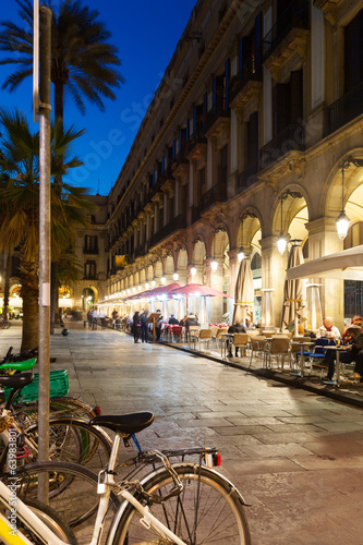 Fotoboard na płycie Nocny widok placa reial z restauracjami