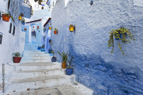 Plakat na papierze fotorealistycznym Ulica w medynie miasta niebieski Chefchaouen, Maroko