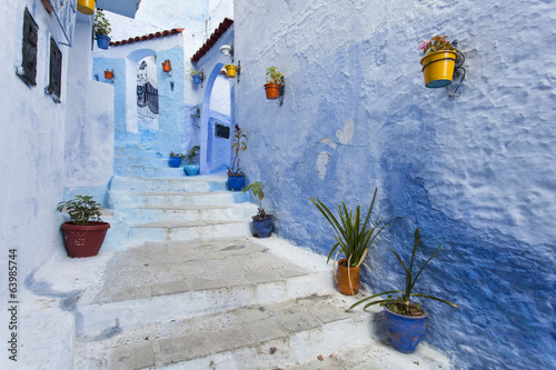 Plakat na papierze fotorealistycznym Ulica w medynie miasta niebieski Chefchaouen, Maroko
