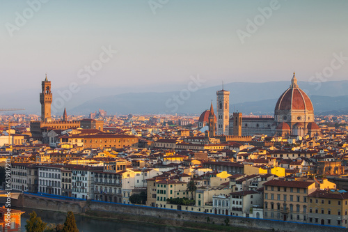 Plakat na papierze fotorealistycznym Złoty wschód słońca nad palazzo vecchio i katedra Santa Maria
