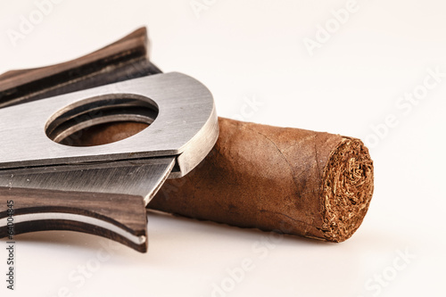 Fotomural Cigar and cutter on a white background