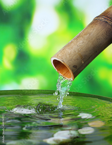 Board z aluminiowym obramowaniem Spa martwa natura z bambusa fontanna, na jasnym tle