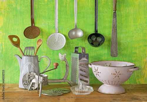 Board z aluminiowym obramowaniem Różne zabytkowe naczynia kuchenne