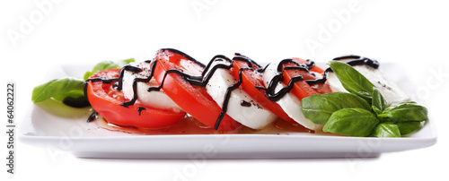 Plakat na papierze fotorealistycznym Sałatka caprese z serem mozarella, pomidorami i bazylią