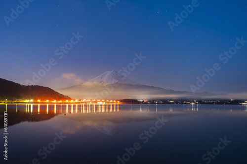 Obraz na płótnie canvas czteroczęściowy "tetraptyk" Mt fuji wczesnym rankiem z refleksją nad jeziorem kawaguc