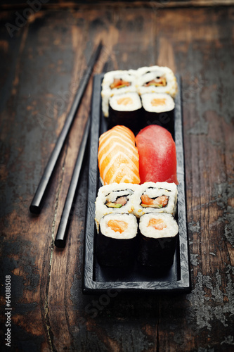 Naklejka samoprzylepna Sushi z pałeczkami