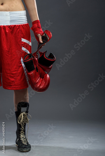 Naklejka na drzwi Boxing woman binds the bandage on his hand 