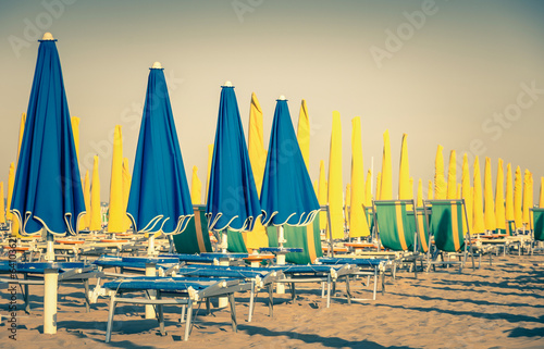 Tapeta ścienna Parasole i leżaki przy rimini plaży Włochy - vintage retro
