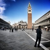 Fototapeta Londyn - a tourist in Venice
