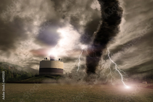 Plakat na papierze fotorealistycznym Tornado z błyskawicą nad stacją meteo